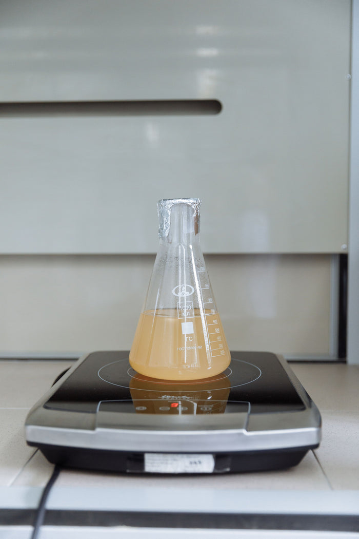 Matraz Erlenmeyer con líquido sobre un agitador magnético en un laboratorio